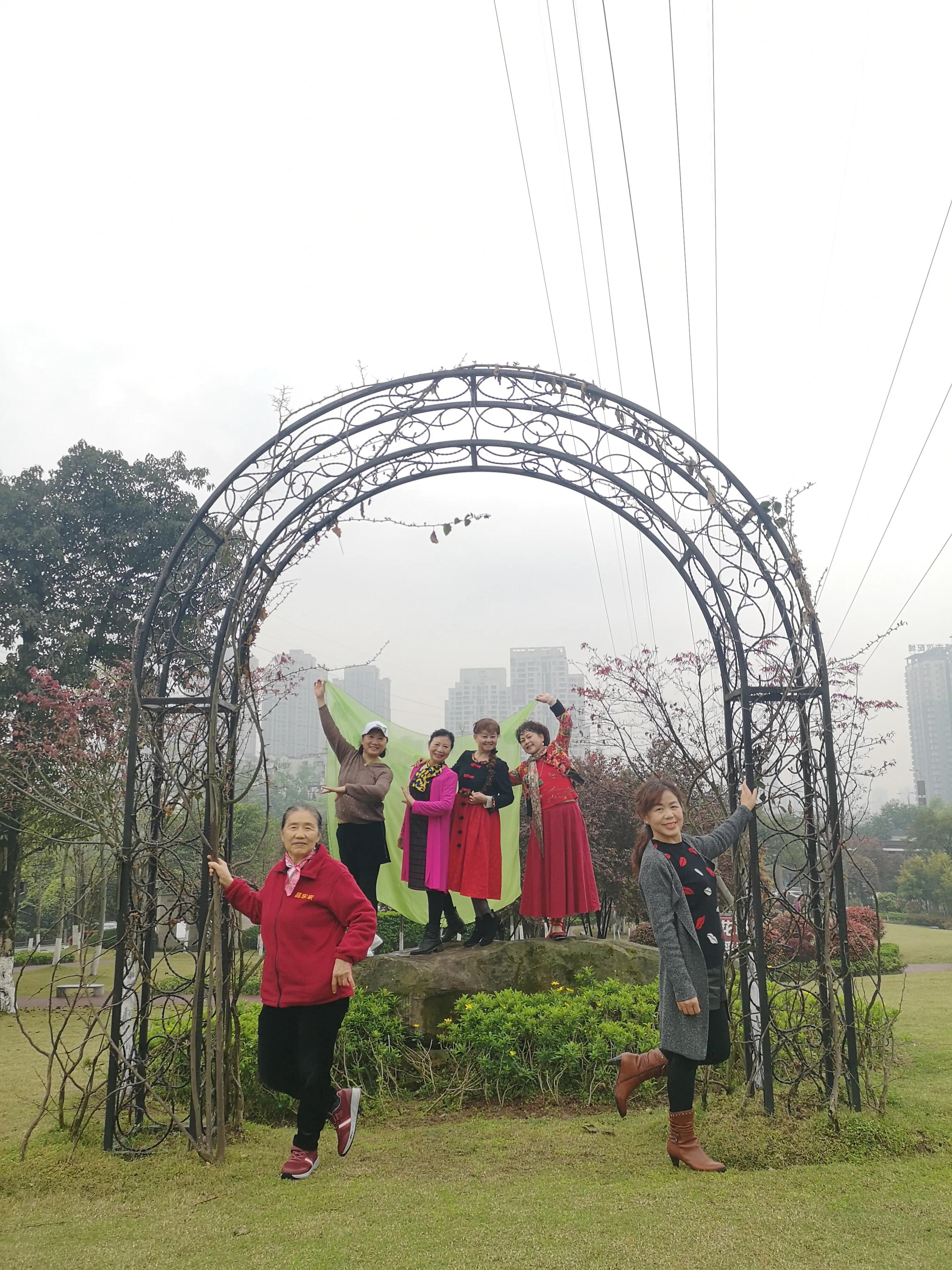 春游和姐妹踏青,春游踏青姐妹拍照