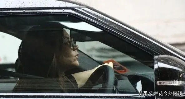 有钱买豪宅没钱发工资，贝克汉姆妻子被骂，女强人成了“吸血鬼”