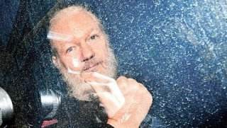 阿桑奇和母亲,阿桑奇母亲访谈