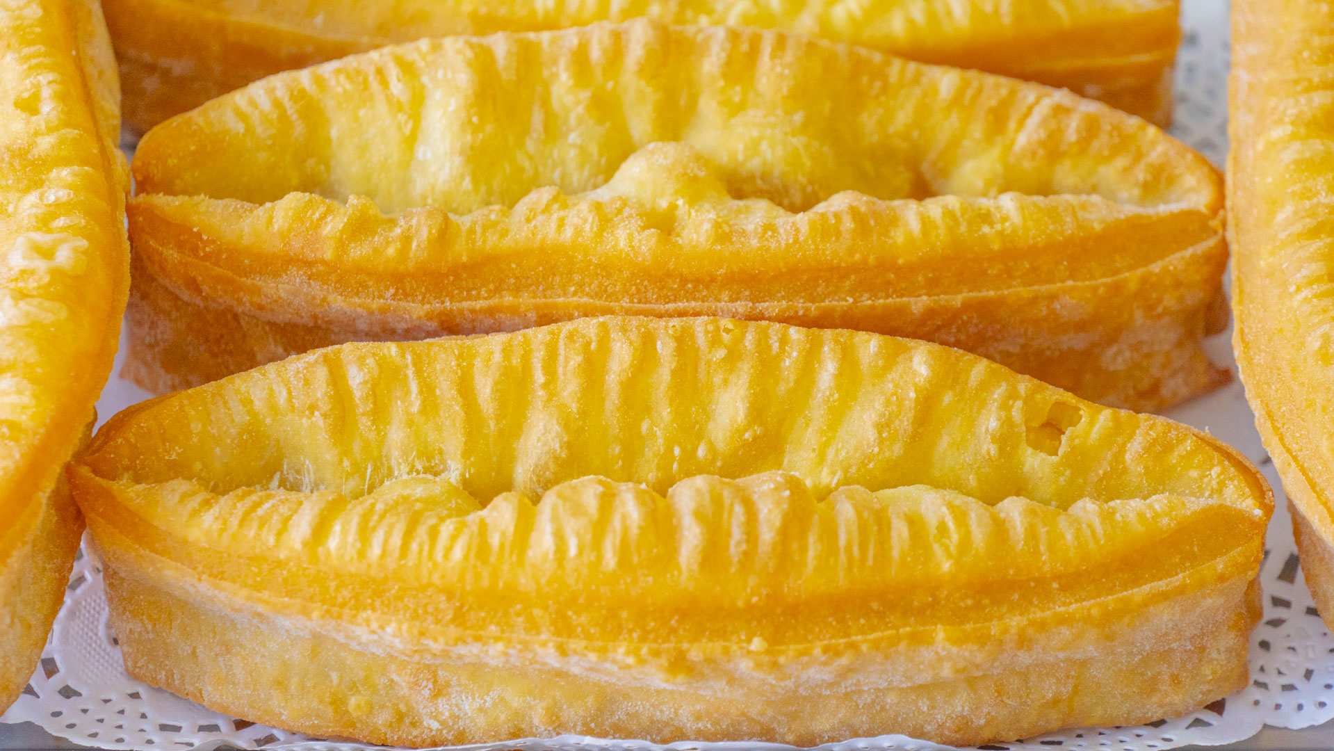 蓬松酥脆油条的家常做法,在家做油条香酥可口健康营养