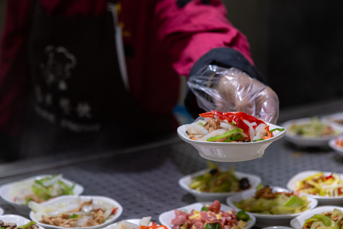 长沙夫妻开快餐店，利用2元吃菜，年赚89万，方法具有实操性