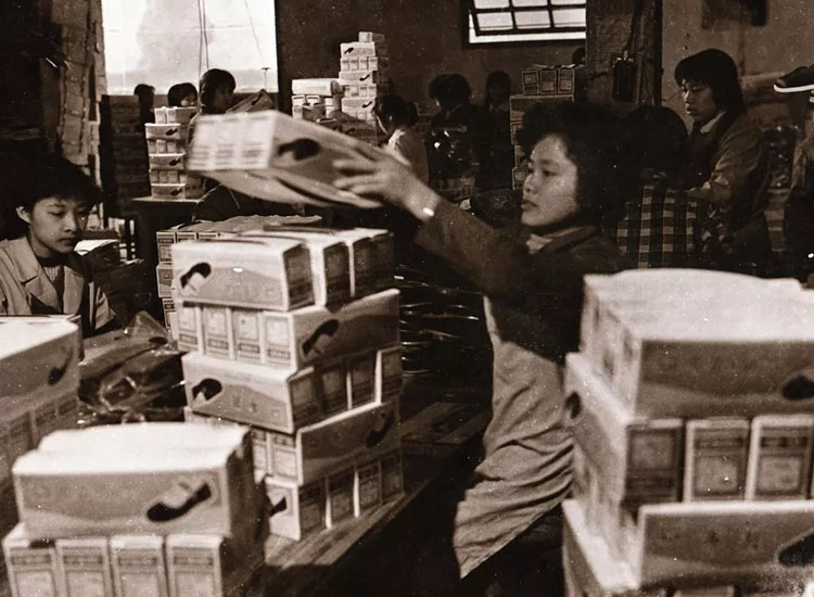 你的阿迪耐克可能是假的？原来鞋代购他们的货源都来自这里