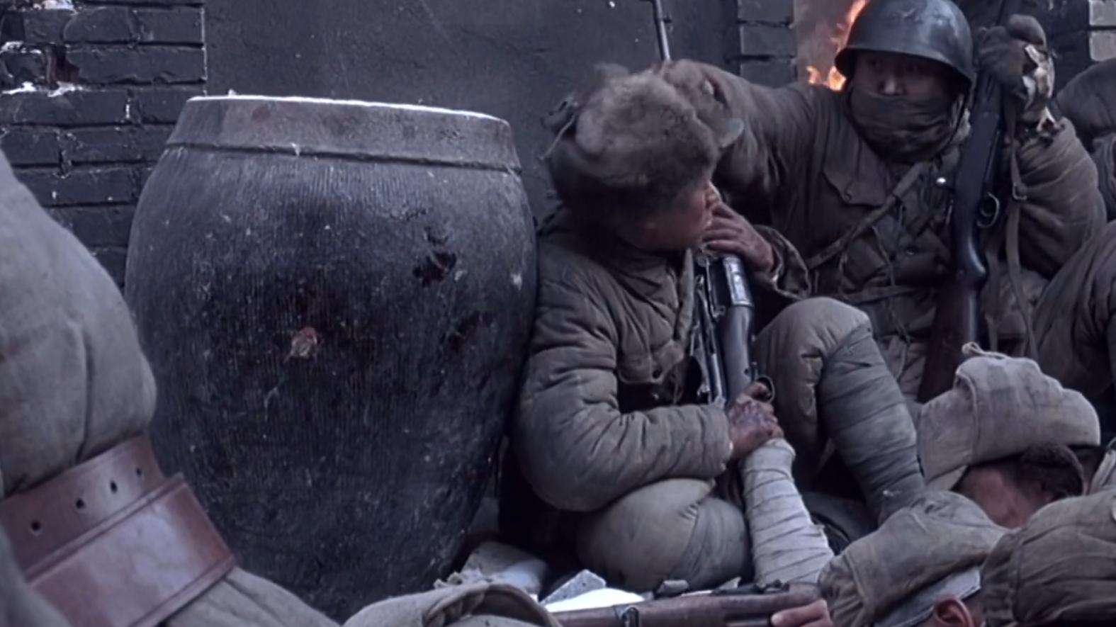 神作《集结号》，上映十几年无人超越，也是一部枪械视觉盛宴