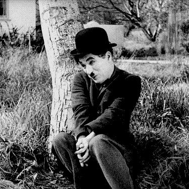 他5岁登台表演，12岁丧父13岁流浪街头，1个跌跤迎来喜剧人生