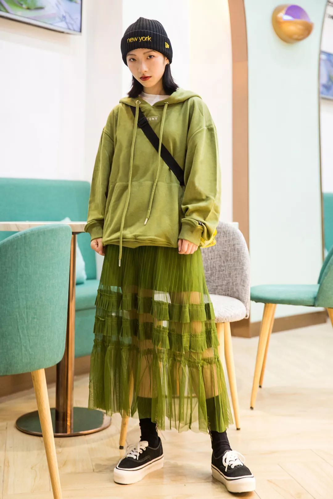 圆脸有刘海戴帽子怎么戴,圆脸怎样戴帽子好看