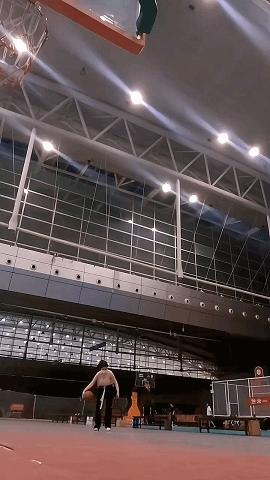 搞笑gif，哥们梦中初吻被狗子夺走了！实在没忍住笑