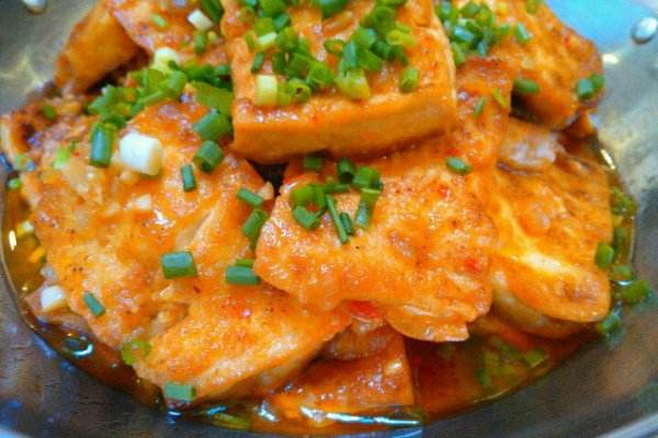 煎豆腐要加鸡蛋液吗,煎豆腐锅底要撒盐吗