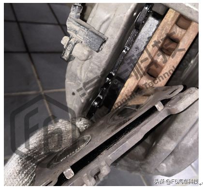 刹车踏板自动下沉什么原因造成的,汽车刹车踏板踩住会下沉怎么回事