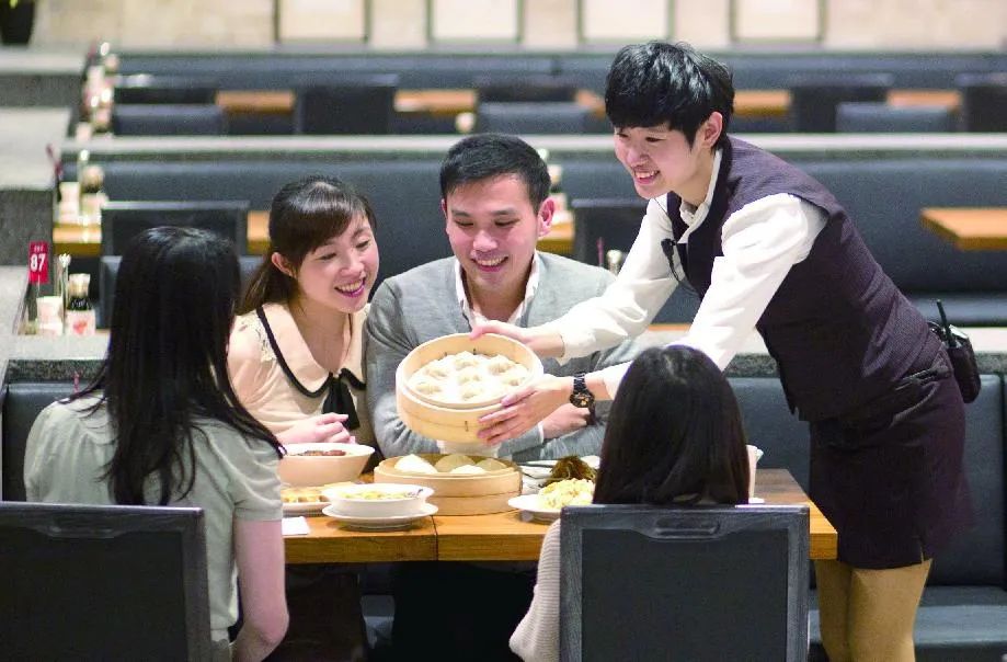 连收银员都宠！苹果、鼎泰丰等把员工「当人看」，有多大的力量？