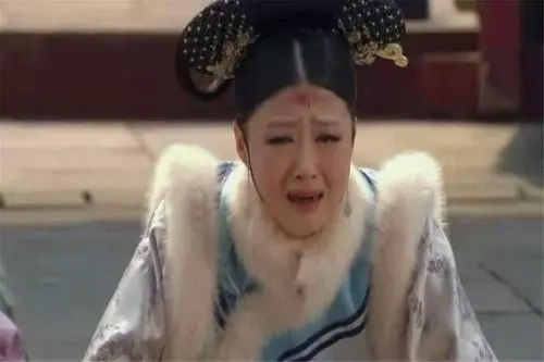 甄嬛全家被流放她为啥不讨好皇帝,华妃听说甄嬛父亲被贬官很是得意
