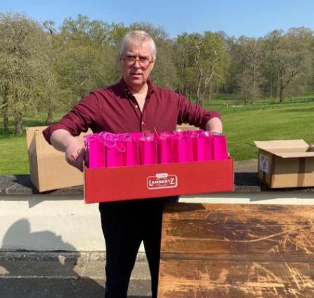 安德鲁王子久未露面，和前妻为临终关怀工作者送温暖，状态很健康