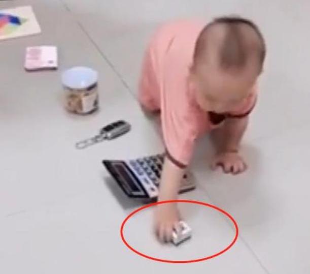 宝宝抓周扔远点,宝宝抓周抓爷爷的手