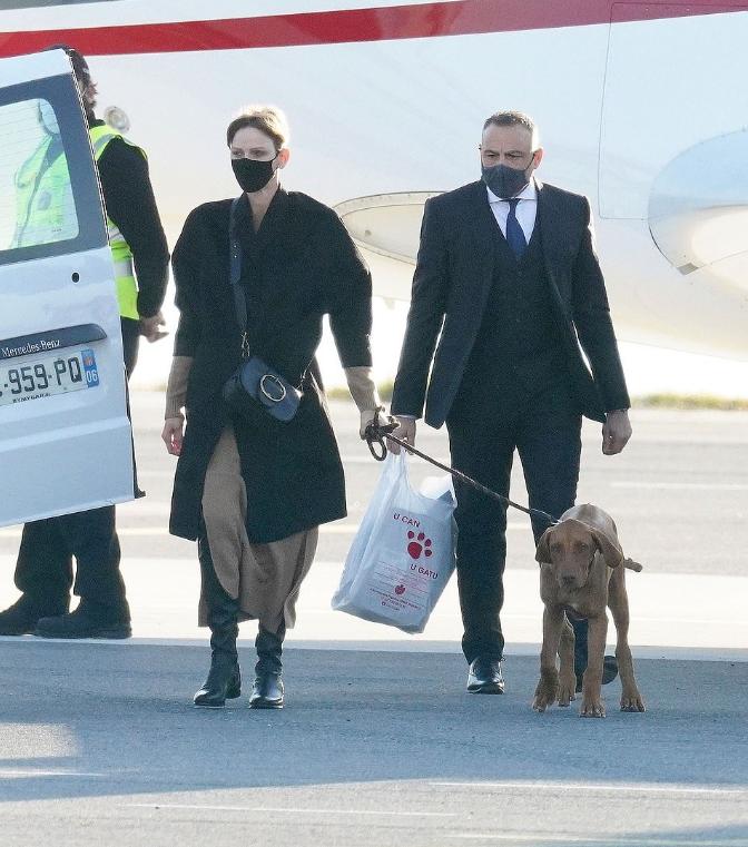 夏琳王妃与家人团聚,黑色风衣内搭毛衫很优雅,高冷气质也变温柔