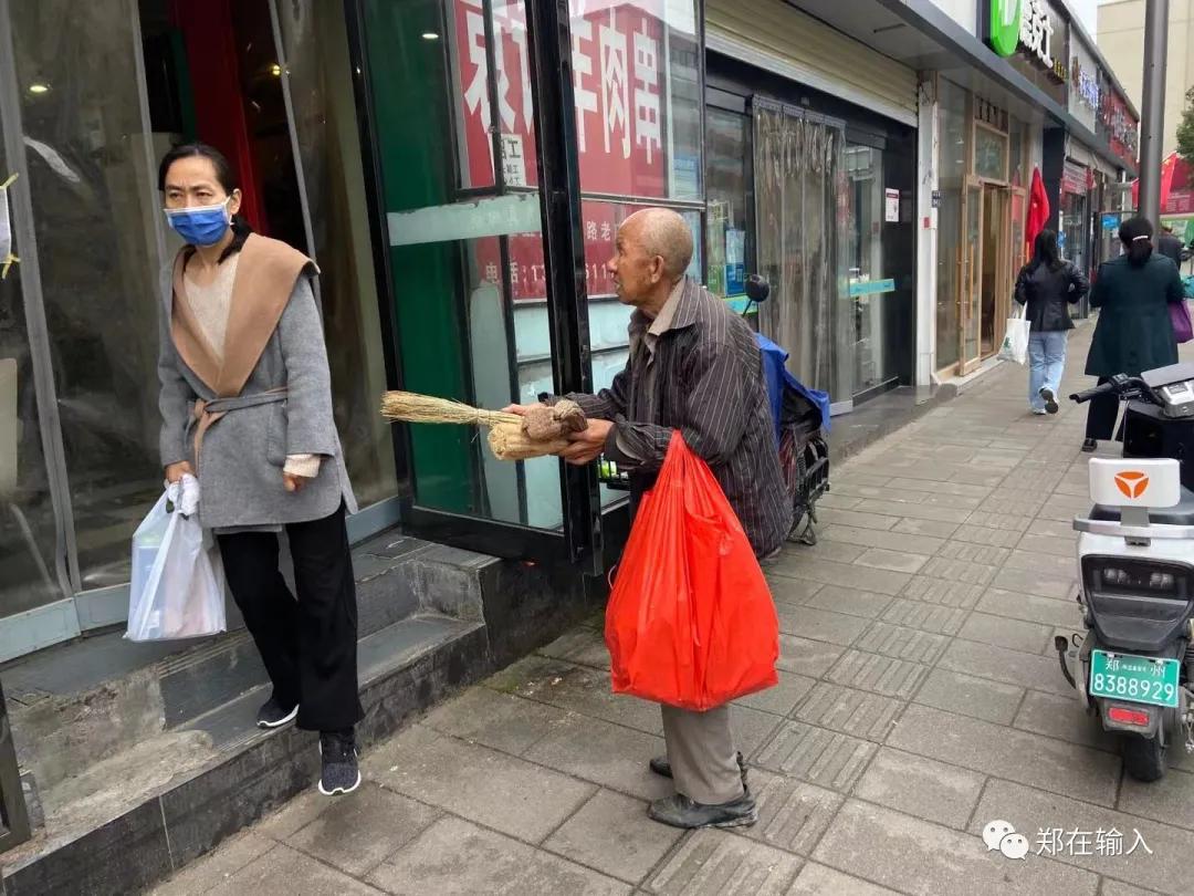 看到你在纬五路上行乞，我也在