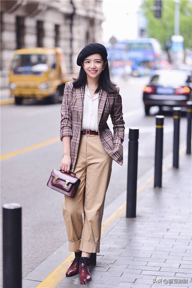 秋冬叠穿白衬衫怎么搭裤子,衬衫怎么穿两件