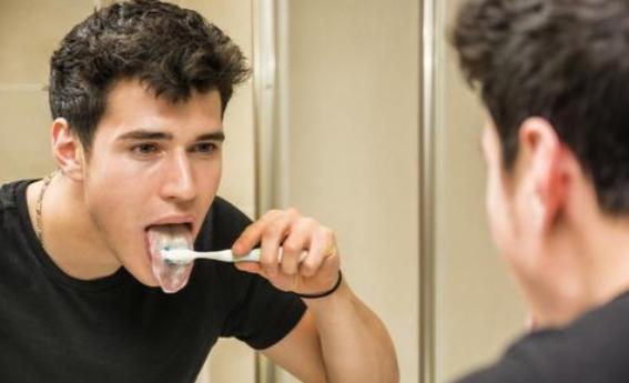 为什么纯牛奶喝完嘴巴里会有臭味,为啥喝完牛奶嘴里一股味