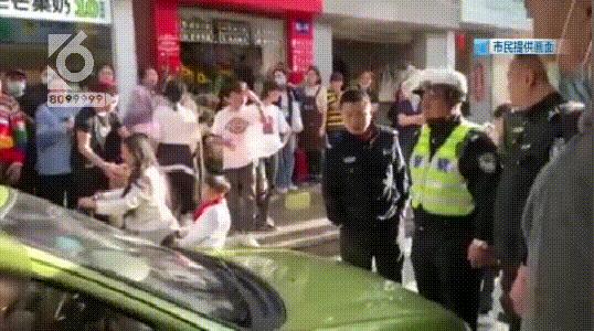 堵瘫这条街一个多小时！女“路霸”车停路中间玩手机，交警敲窗喊话都不好使