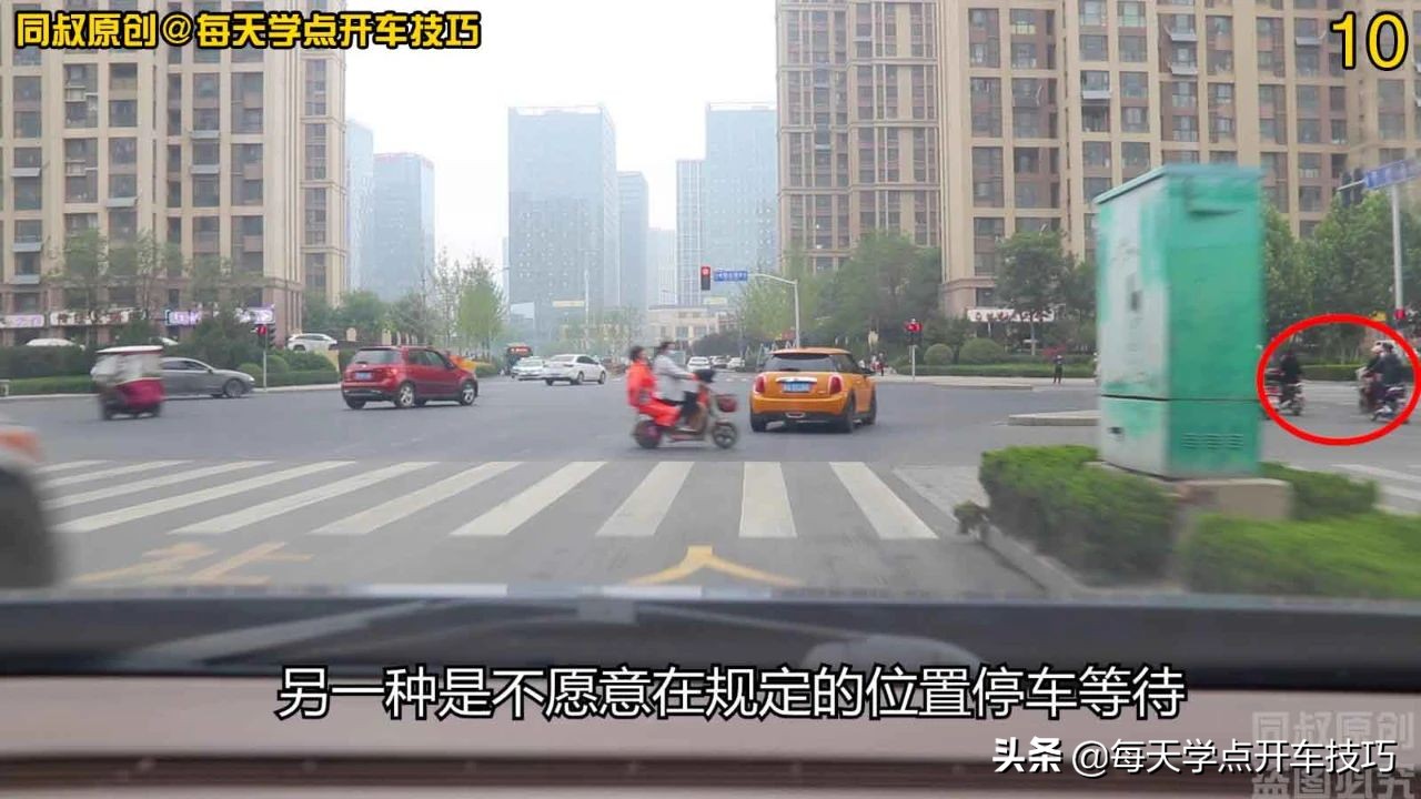 右转弯盲区避让行人技巧,新手右转弯技巧盲区