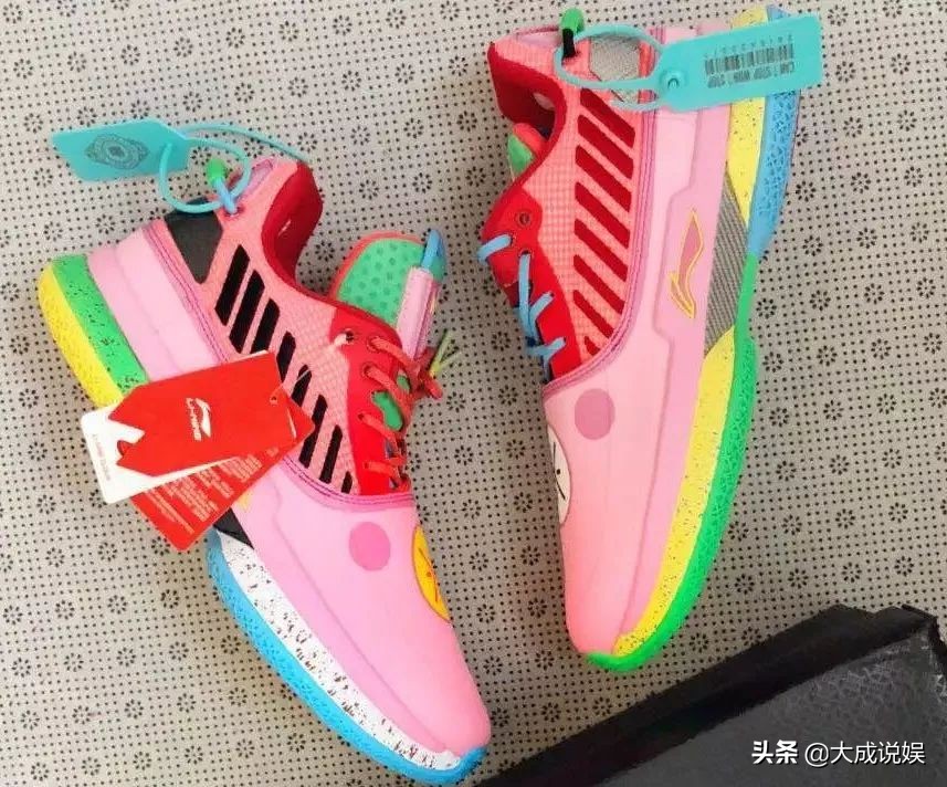 为什么这么多人穿中国李宁,富家子弟看不起我军小伙