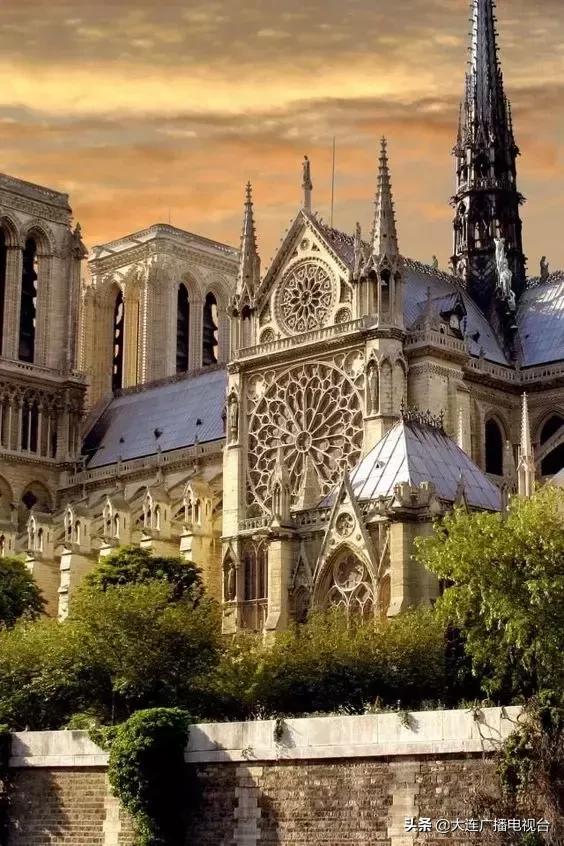巴黎圣母院发生火灾塔尖倒塌,巴黎圣母院大火塔尖崩塌瞬间