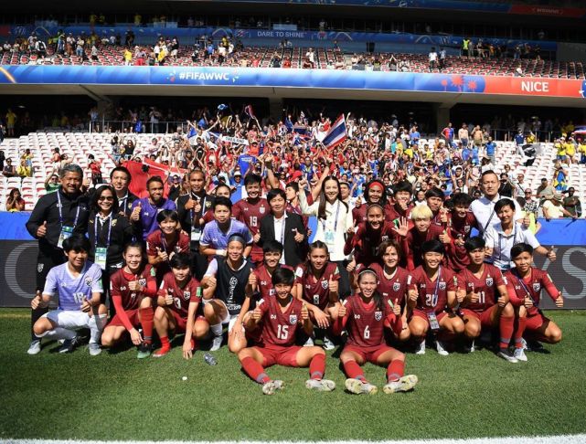 泰国女首富伍伦盼足球,泰国女足总经理伍伦盼写真