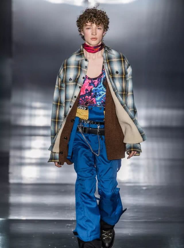 把裤子穿在肚脐上面会怎么样,把裤子扎进腰里的穿搭