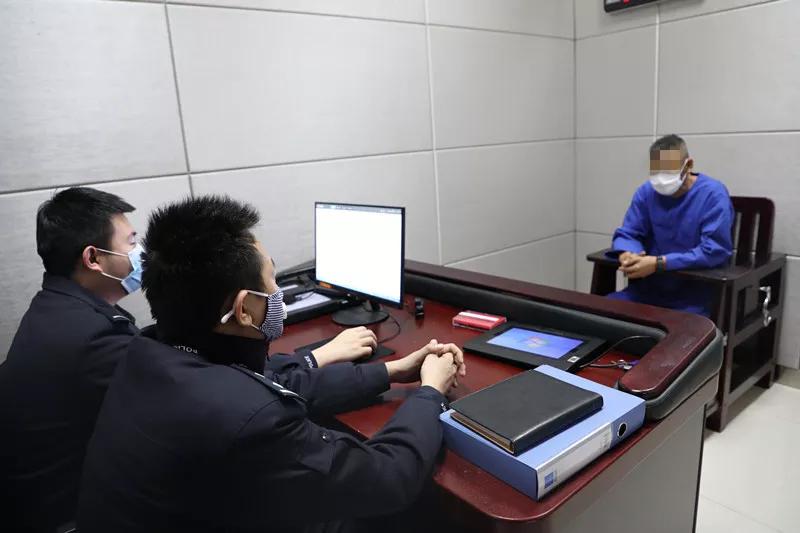 扰乱防疫工作两男子被行政警告,拒不配合防疫警察怎么处理