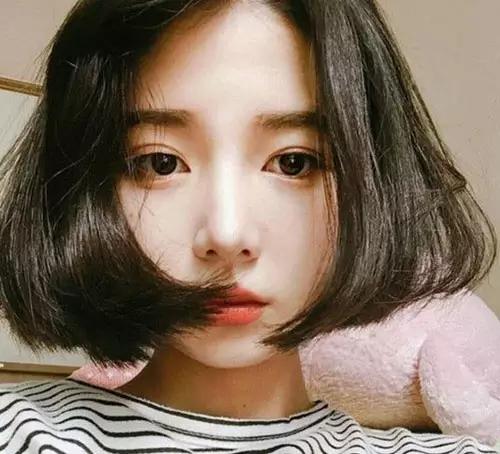 短发圆脸2022年最流行的发型中分,圆脸中分齐肩短发女生编发简单