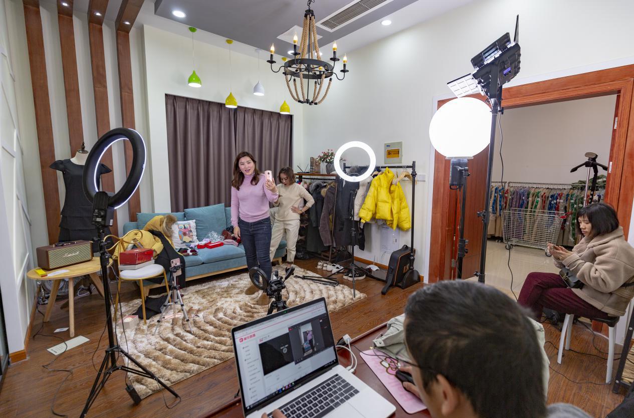 羡慕!线下服装城上淘宝,第一天卖了2000万