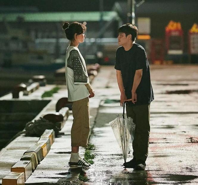 孔孝真《山茶花开时》穿搭盘点，背带裤叠穿好时髦