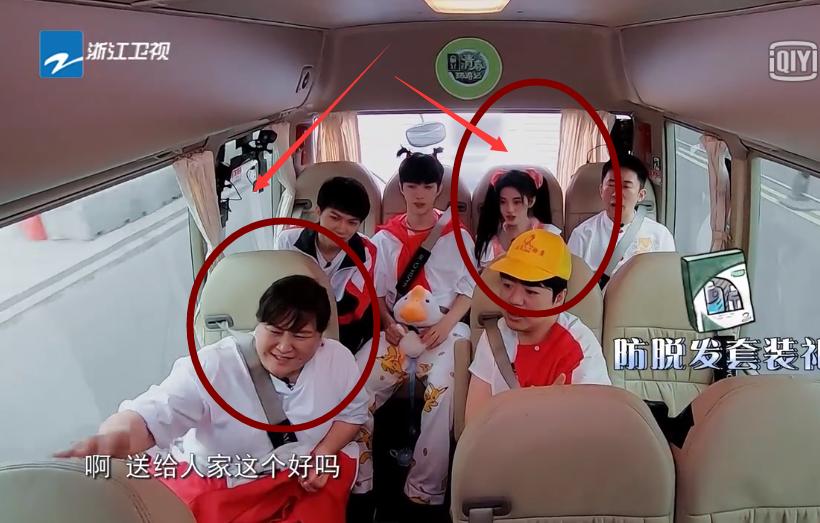 贾玲瘦脸瓜子脸,鞠婧祎教贾玲扎马尾