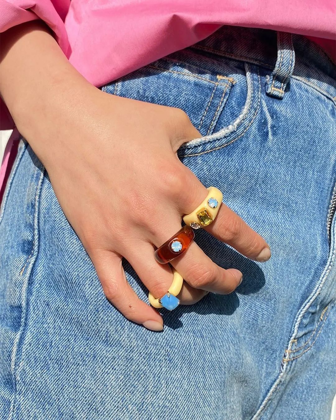 今年夏天，时尚圈流行戴假货