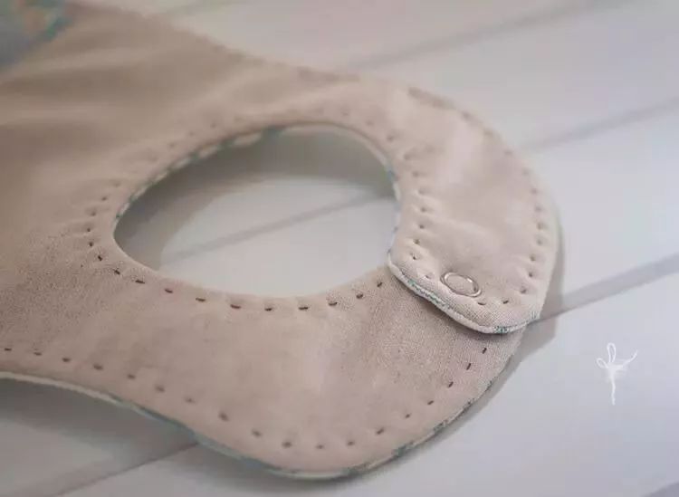 旧衣服制作宝宝口水兜,手工制作婴儿围嘴用品教程
