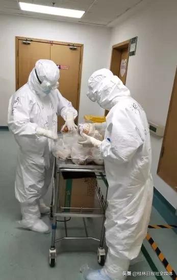 向离休老干部致敬,为95后护士点赞