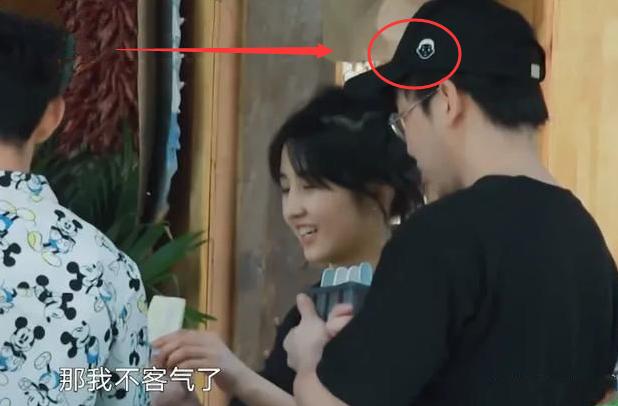 张子枫给彭昱畅捏奖杯,张子枫承包彭昱畅所有帽子