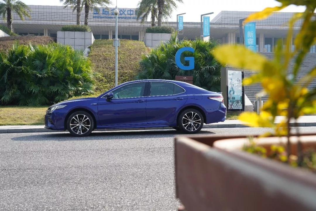 试驾凯美瑞双擎油耗,丰田凯美瑞混动豪华版试驾视频