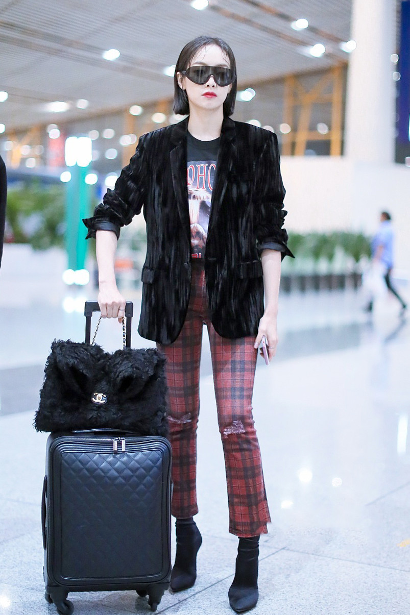 张馨予的露脐装照,张馨予晒近照穿着宽松花式遮肚