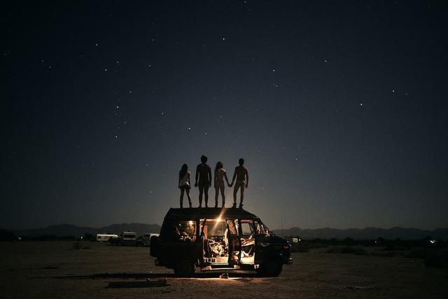 自驾把爱车改成床车,这样熏得不难受吗?如此省钱不可取