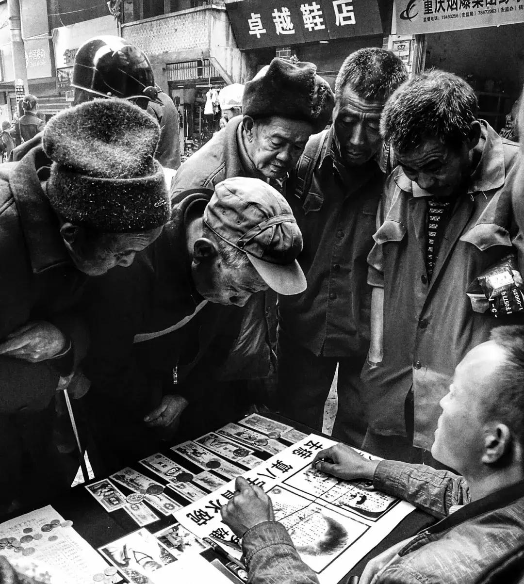 纸上的光影和字：6月30日，来看中国20位诗人的街拍摄影展