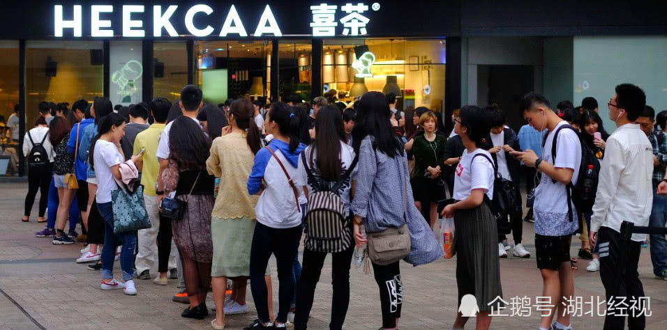 网红奶茶排队3000人,网红奶茶店雇佣数百人假排队