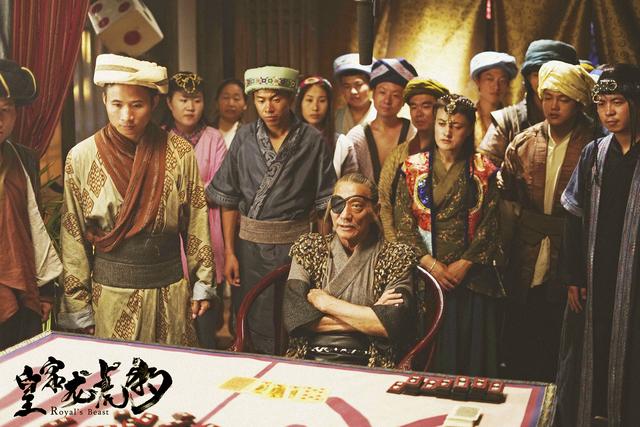 电影《皇家*虎豹龙**》热播戏骨领航剧组气氛温馨