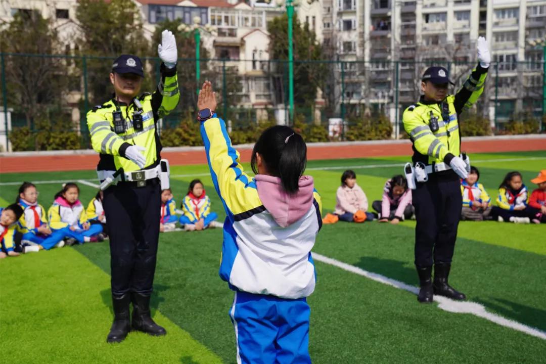 开学季百警坚守护学岗,开学季警察蜀黍温馨寄语