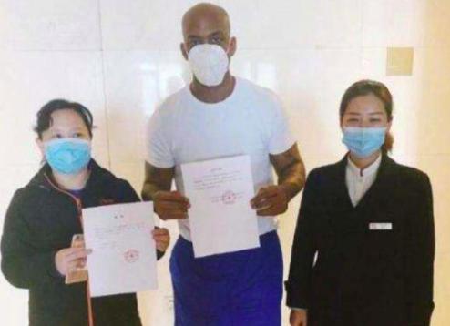 放着NBA巨星买的中国口罩不用，美国囤10万装尸袋！网友：英美1家