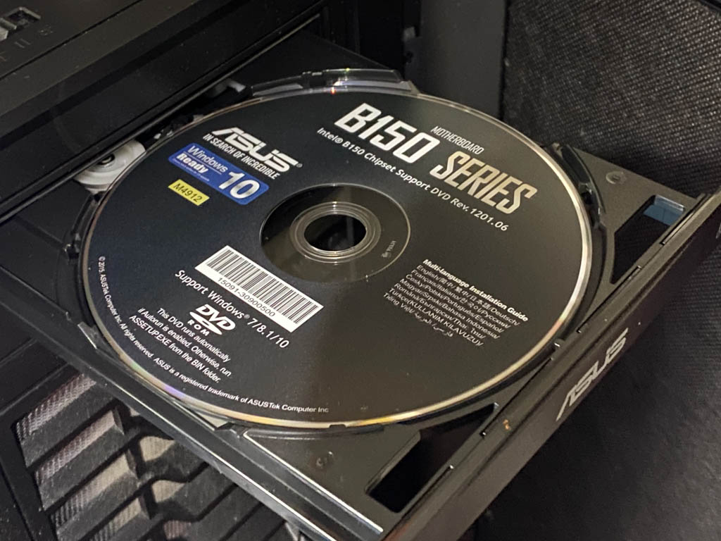 现在的机箱只能装一个机械硬盘,侧透机箱能装光驱