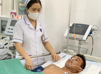 越南小哥吃椰子蟹,越南小哥吃生腌蟹