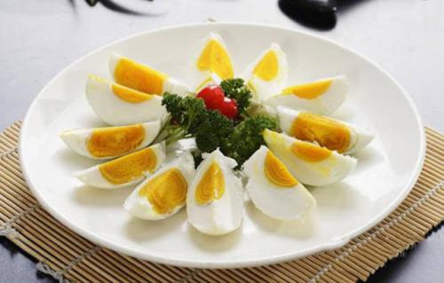 咸鸡蛋腌了14天不咸也不出油咋办,咸鸡蛋的腌制方法出油最简单的