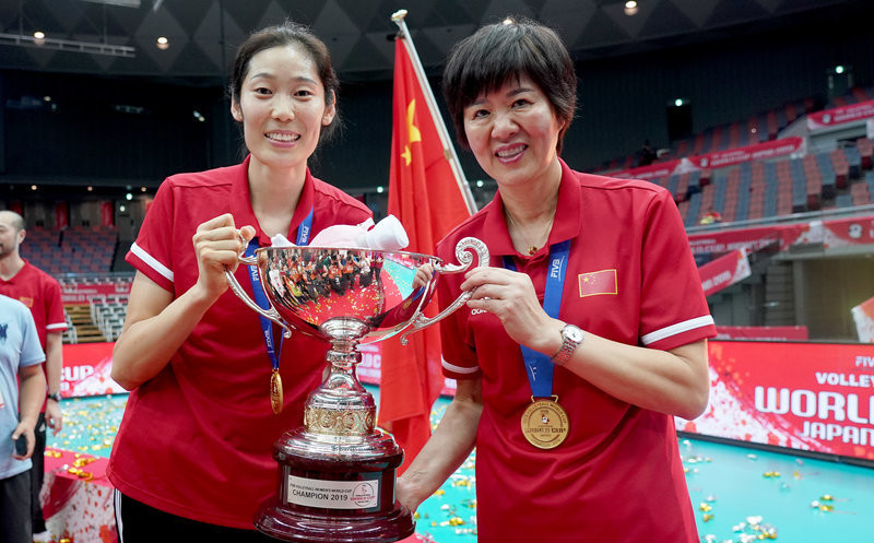 女排世界杯颁奖仪式女排唱国歌,回看世锦赛女排颁奖仪式