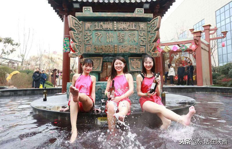 美女红酒肚兜秀，最美中国风，寒冬中华郡嗨翻天