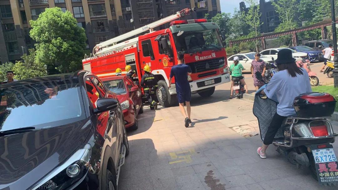惊险！白金瀚宫小区着火，消防车又进不去！