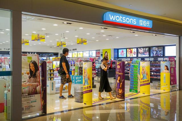 屈臣氏有种“变态”眼霜，李佳琦一晒就火了，7天眼袋细纹全没了